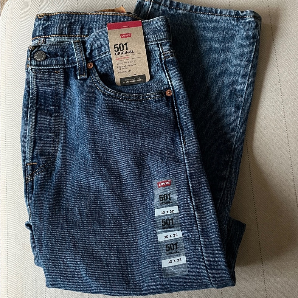 Levi's 501 original. Men's Classic Blue Straight Jeans.  Size 30x32 NWT